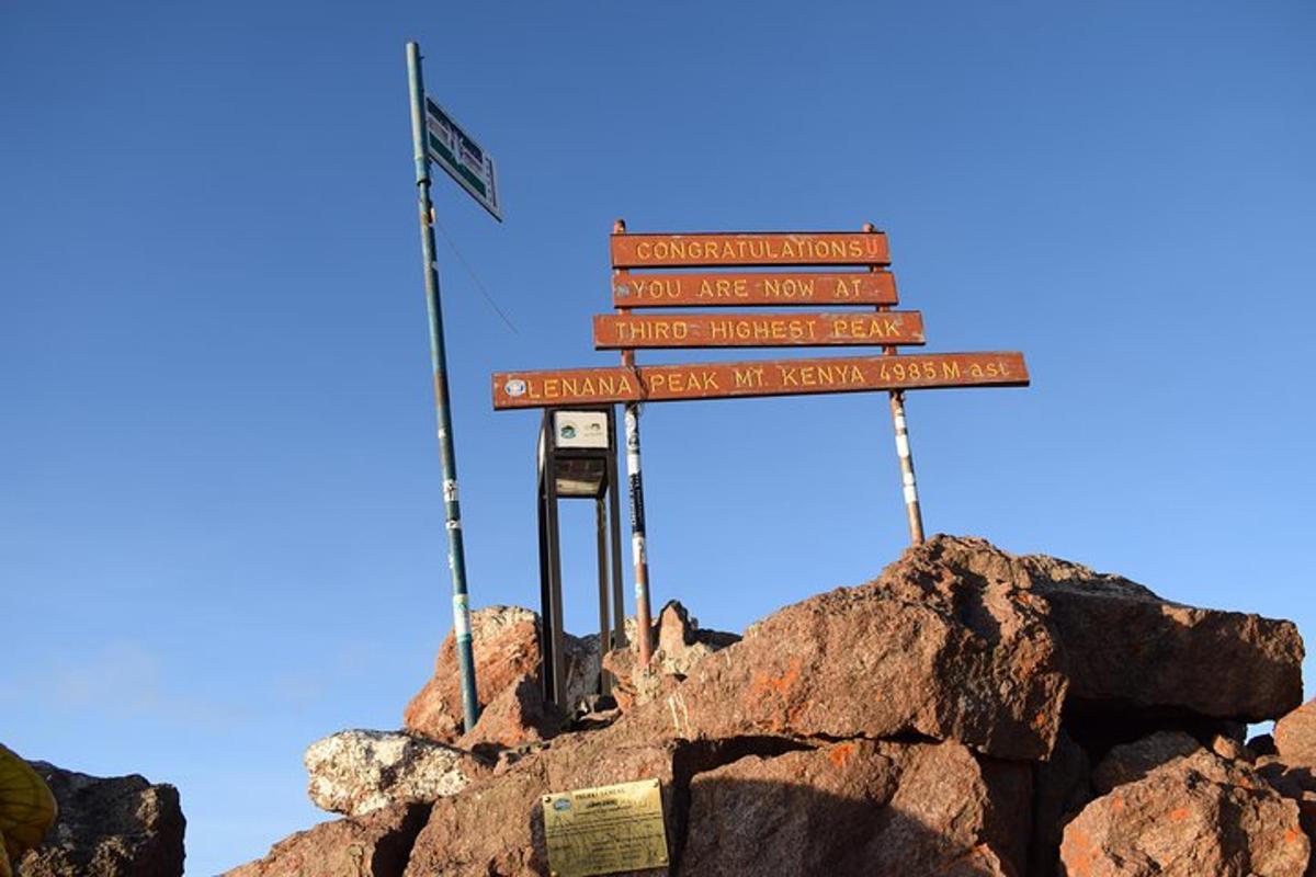 skilti á toppi grýtts fjalls