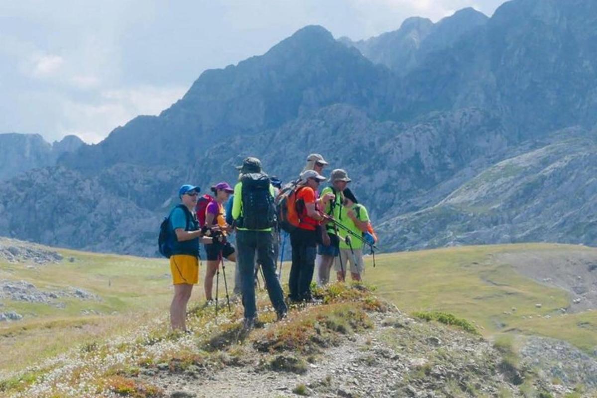 skupina lidí stojící na vrcholu hory