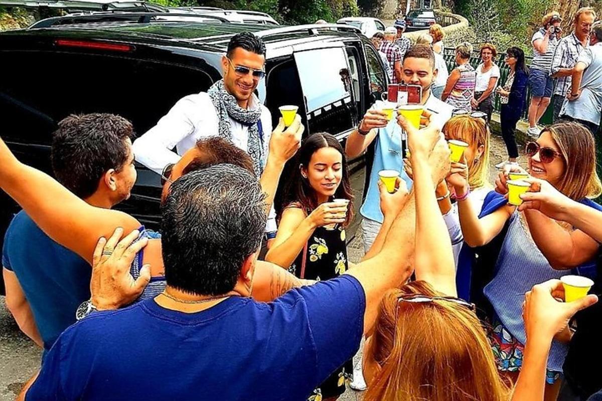 egy csoport ember tartja a magasba az italát