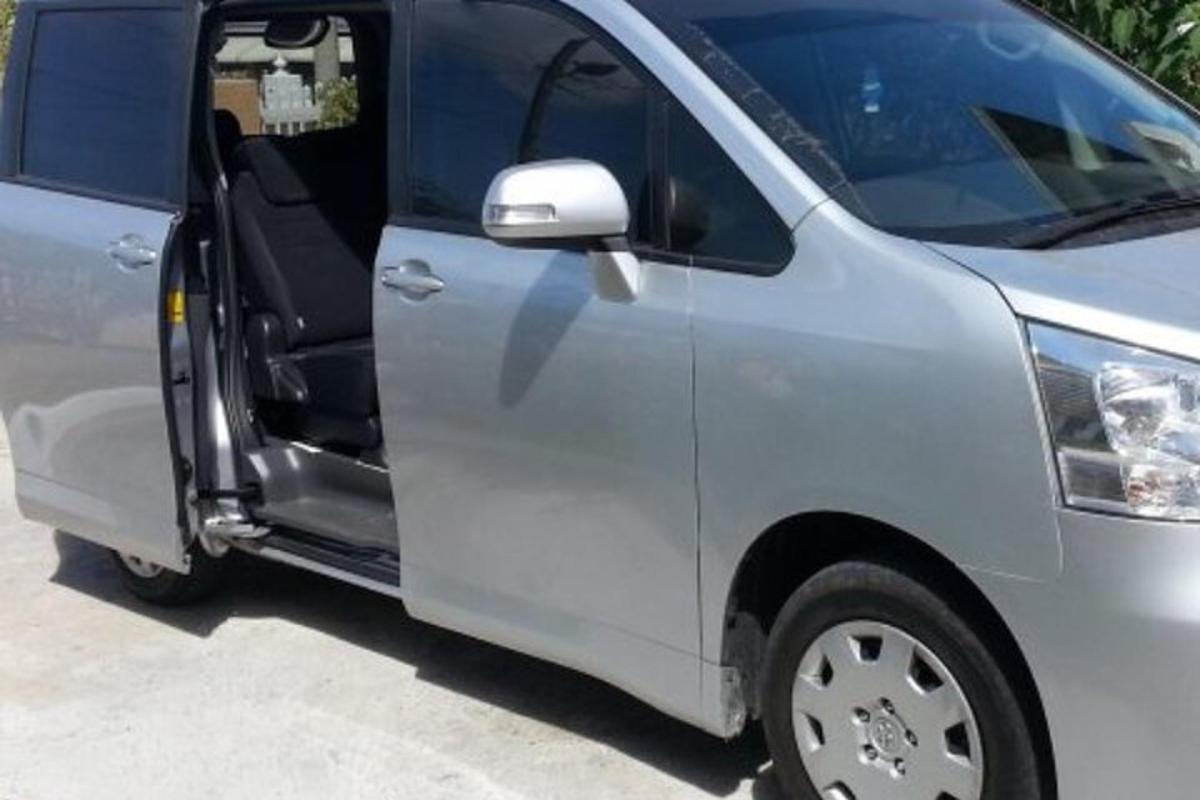 majhen srebrn kombi z odprtimi vrati