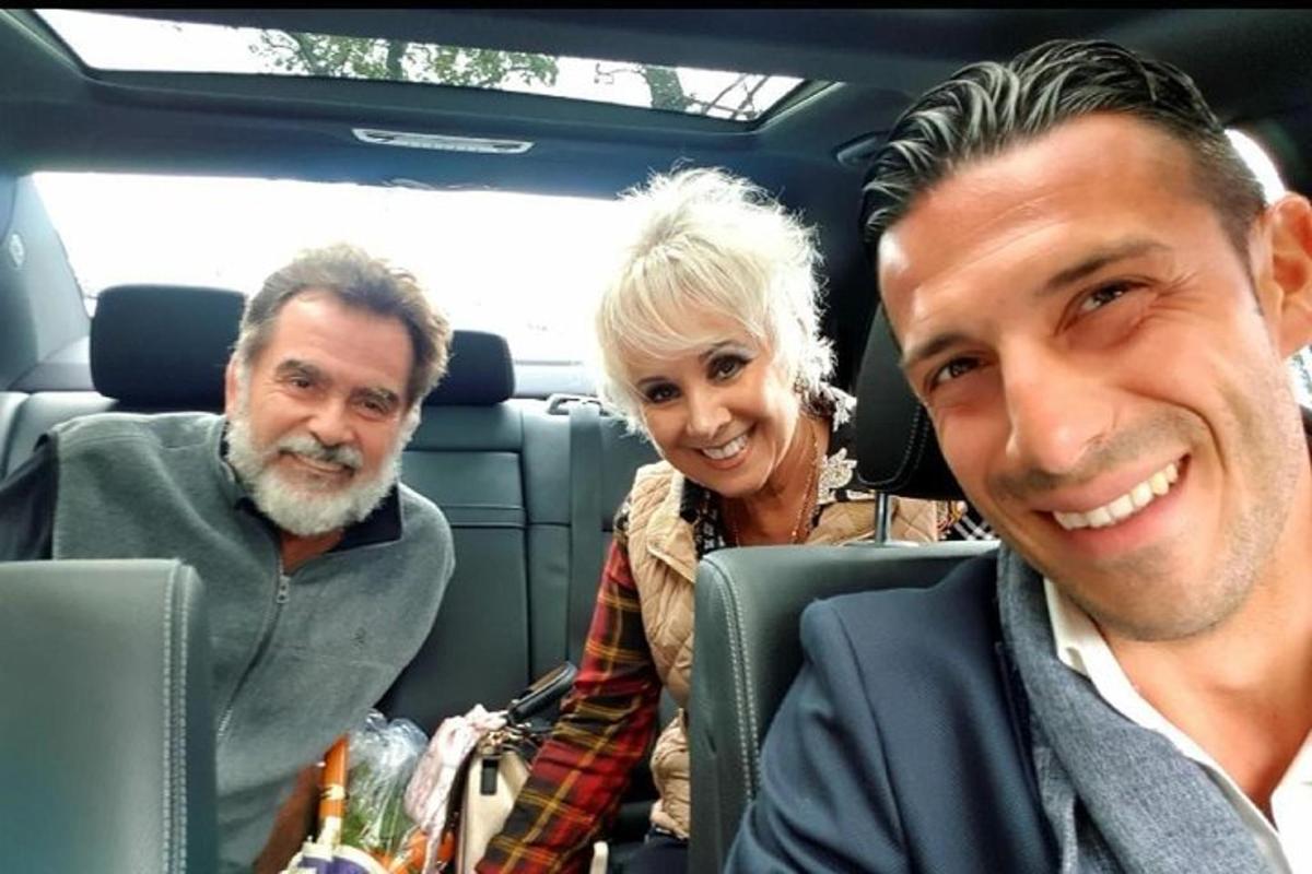 kolmeliikmeline grupp istub autos