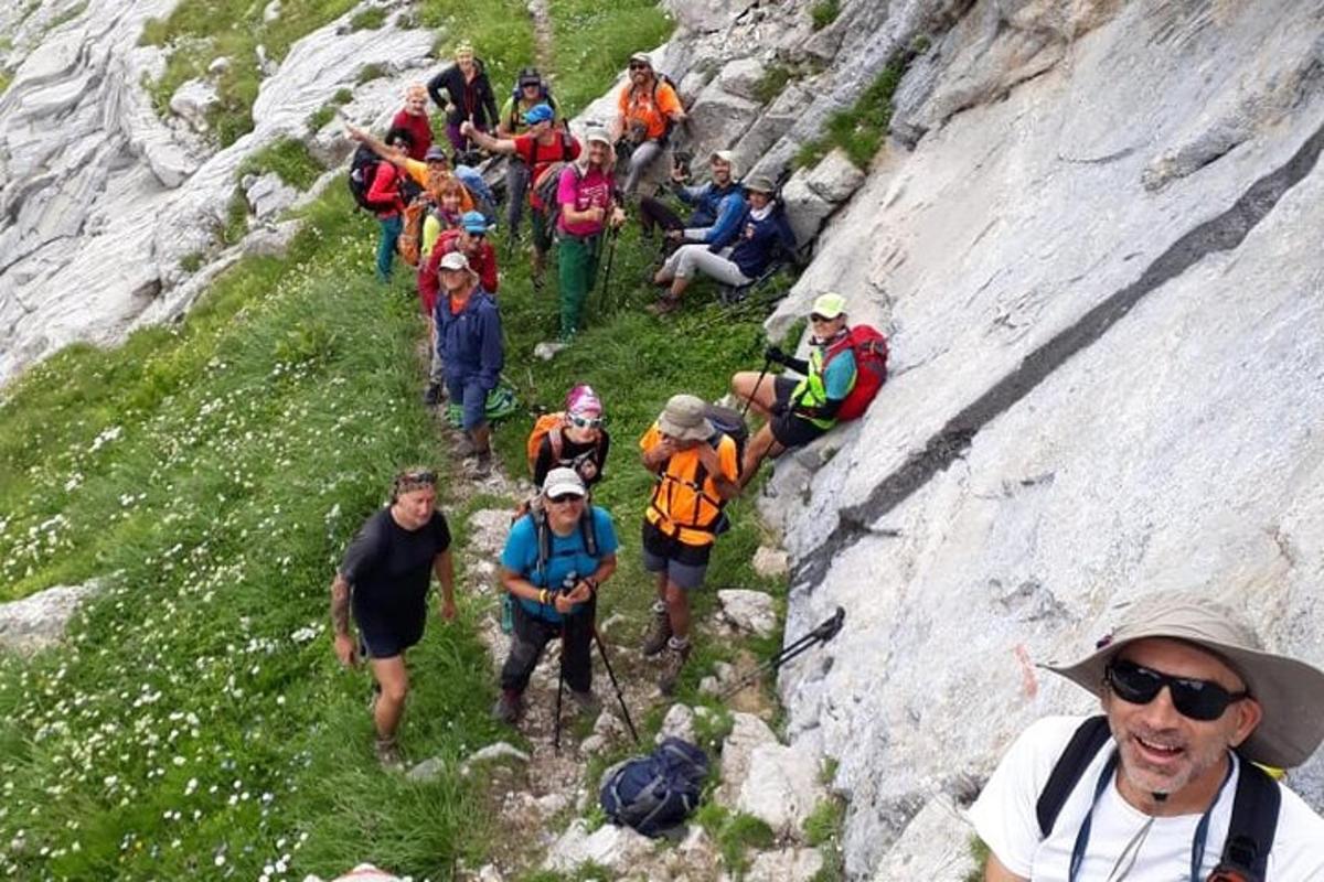 un grupo de personas subiendo una montaña