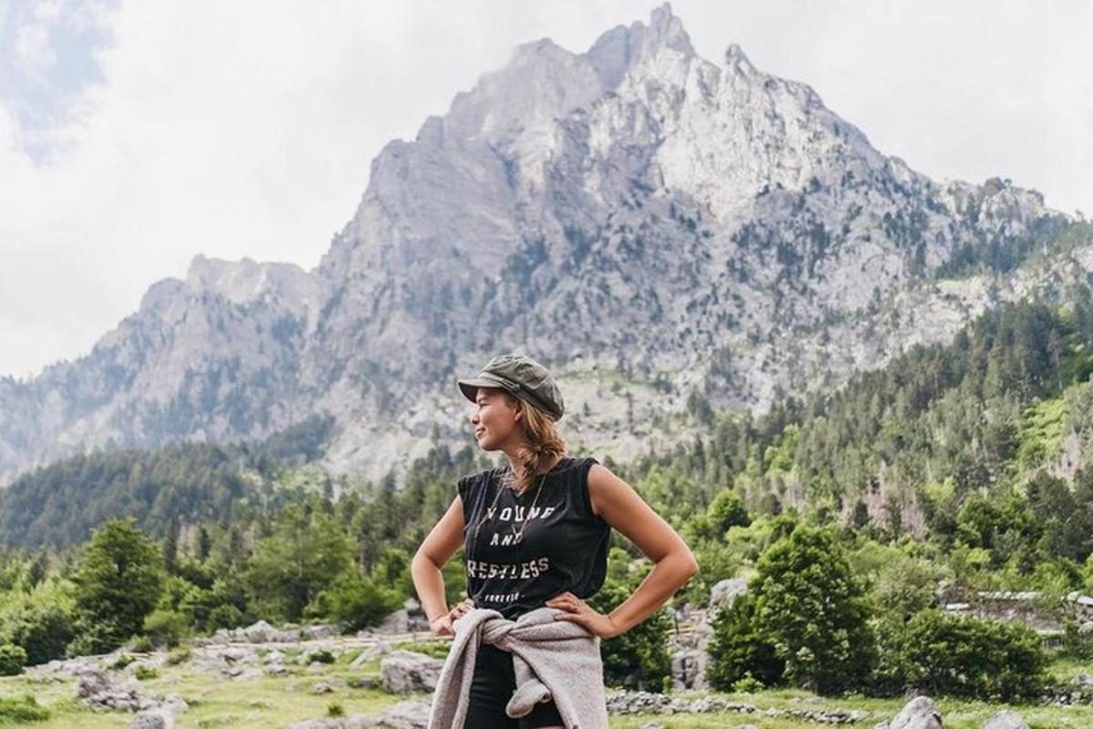 una mujer parada frente a una montaña