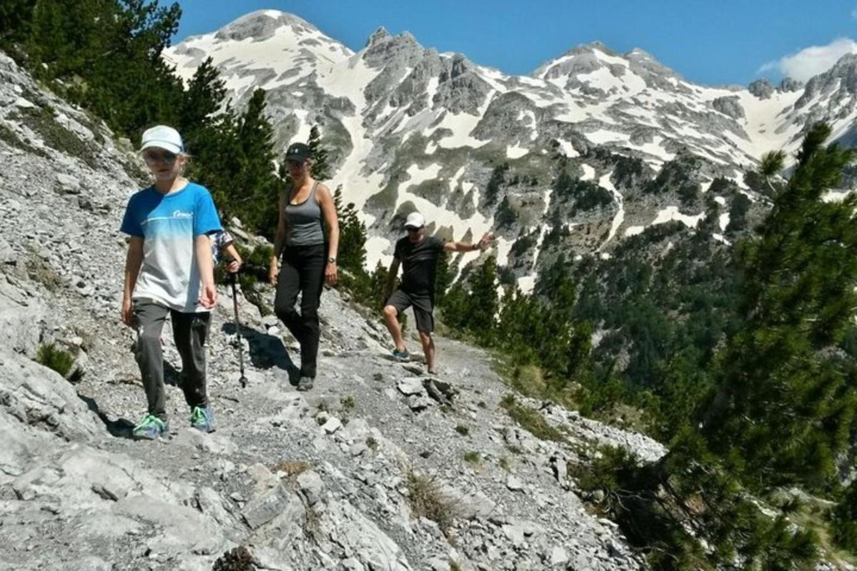un grupo de personas caminando por una montaña rocosa