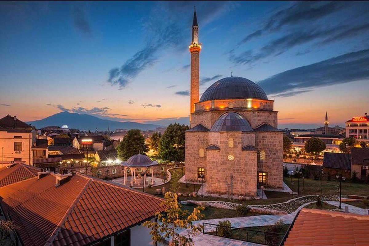 mešita s minaretem ve městě za soumraku