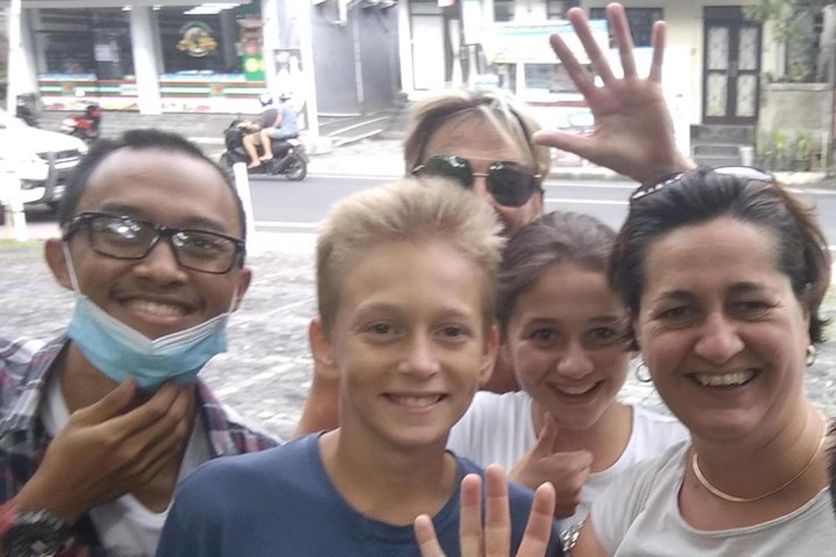 sekelompok orang berpose untuk foto