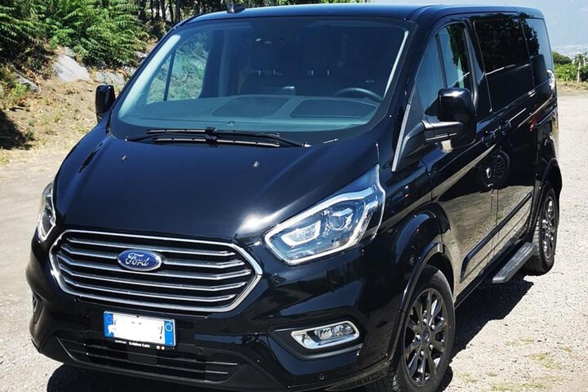 černá dodávka zaparkovaná na kraji silnice