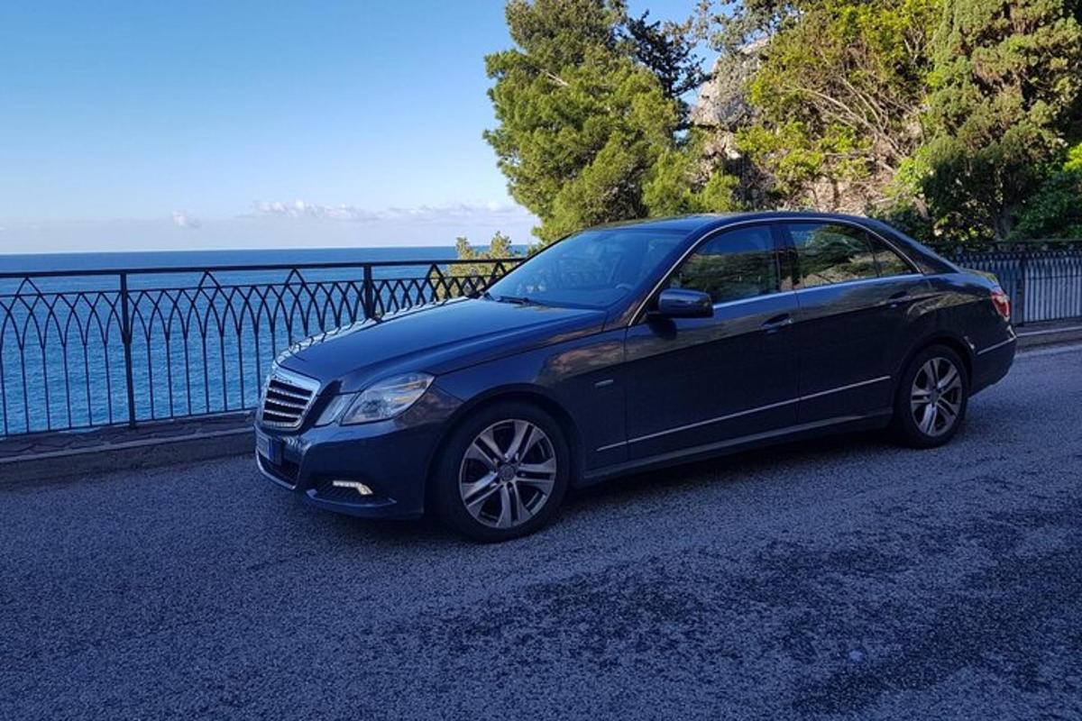 modré auto zaparkované vedle vodní plochy