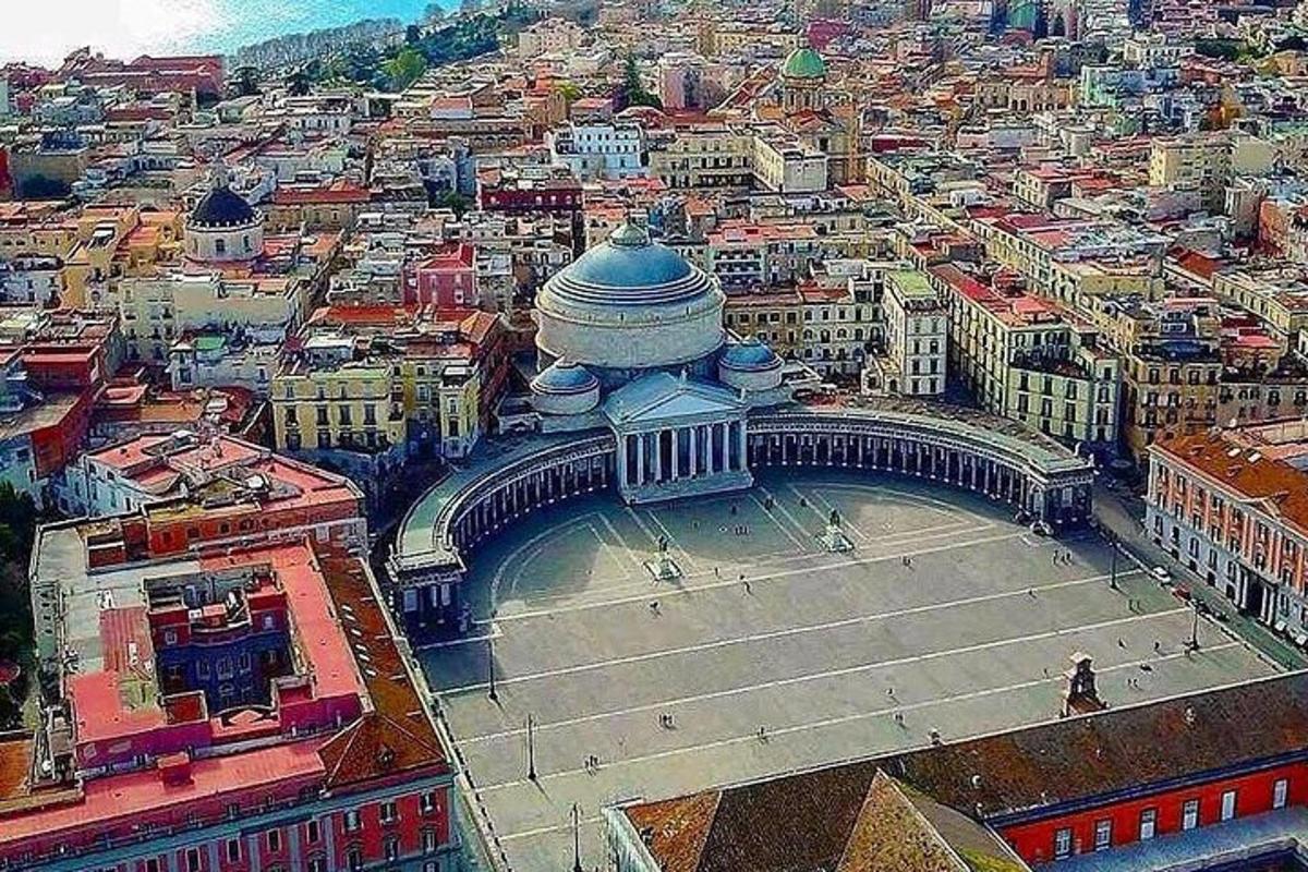 μια εναέρια άποψη ενός κτιρίου σε μια πόλη