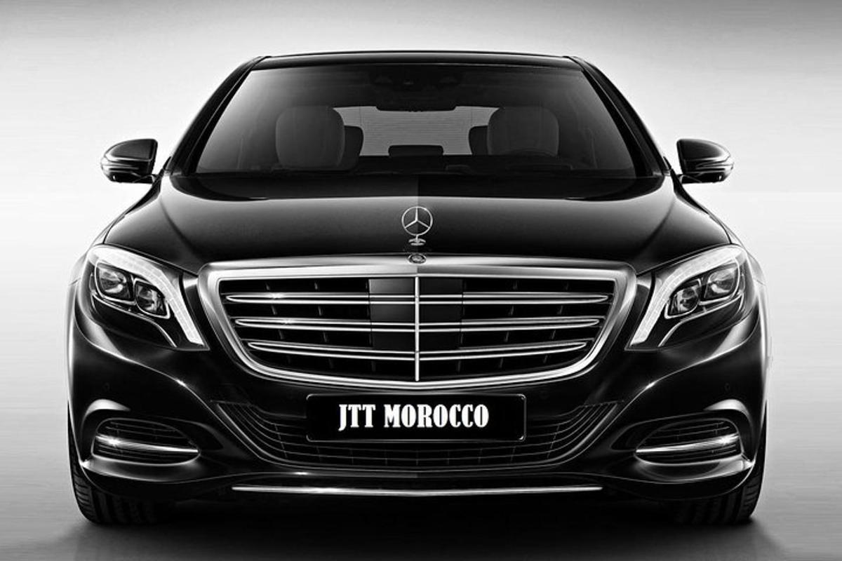 um carro preto é mostrado em um fundo branco