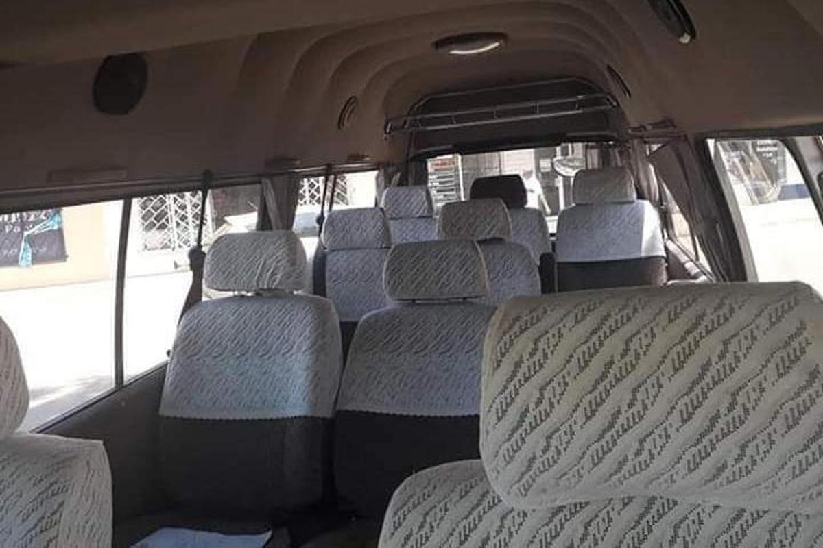 un furgone vuoto con sedili vuoti in un autobus