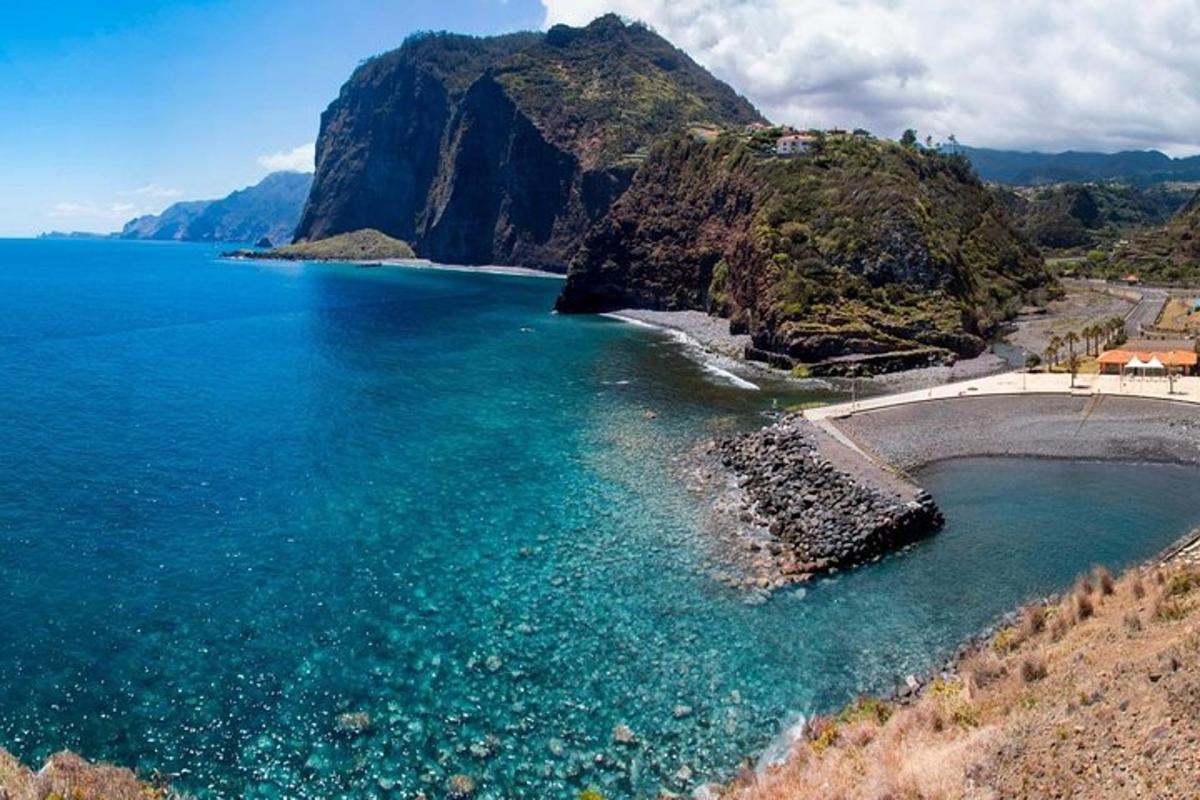 pemandangan udara pantai dengan gunung