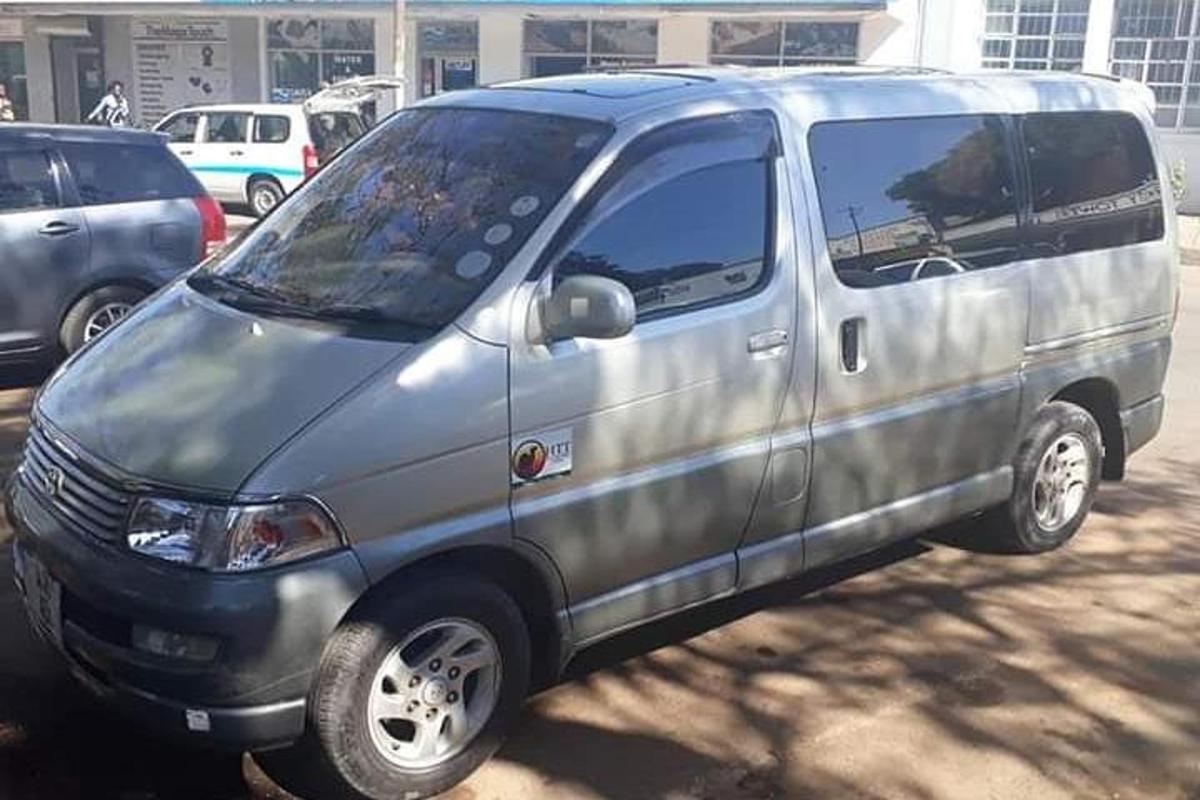 un furgone argentato parcheggiato in un parcheggio