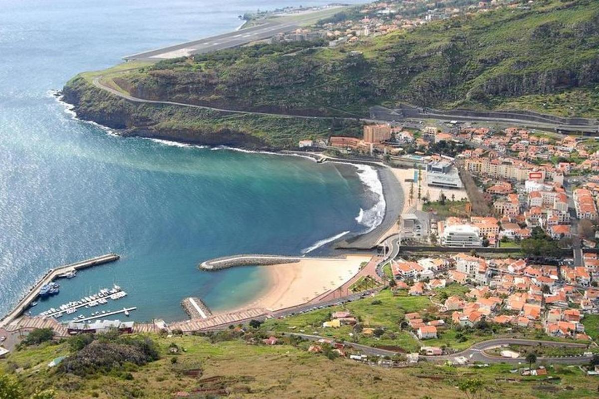 egy légi felvétel a strandról és az óceánról