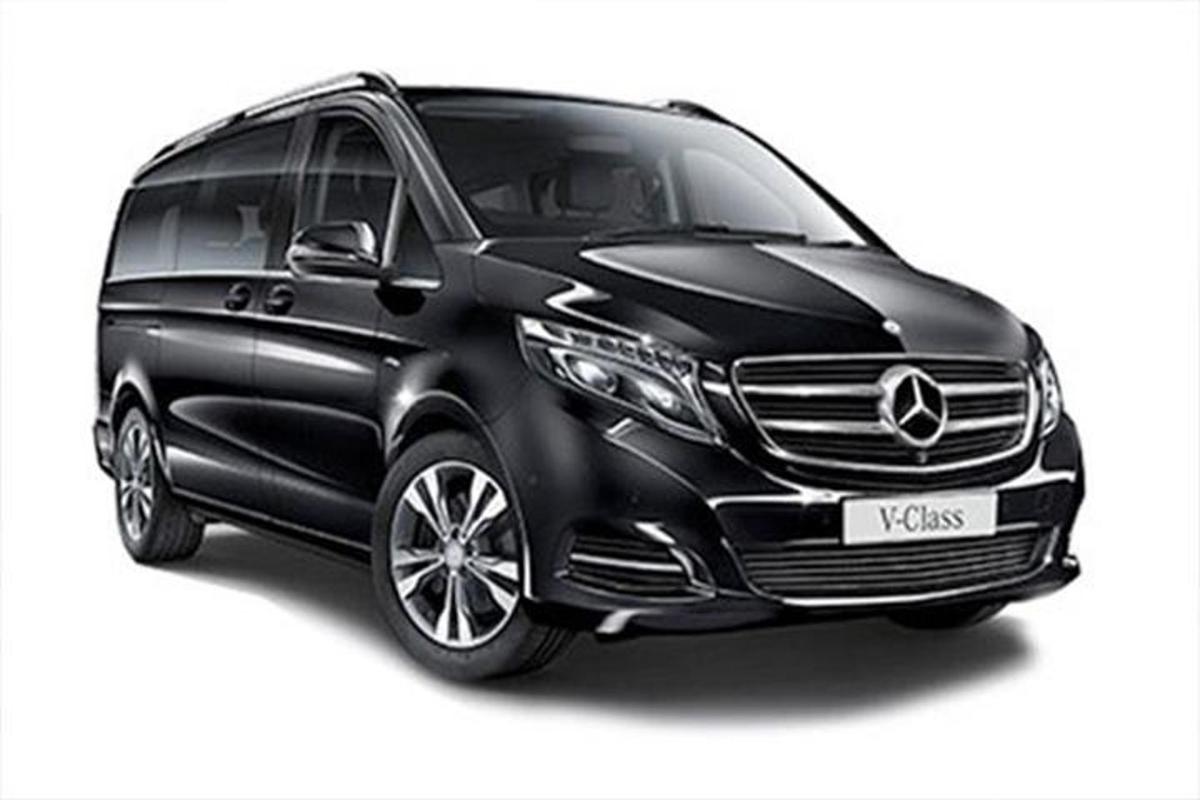 egy fekete mercedescedescedescedescedescedescedescedescedescedescedes furgon