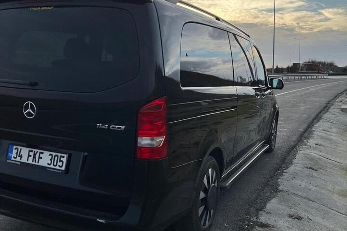 svartur sendibíll lagður við vegkantinn