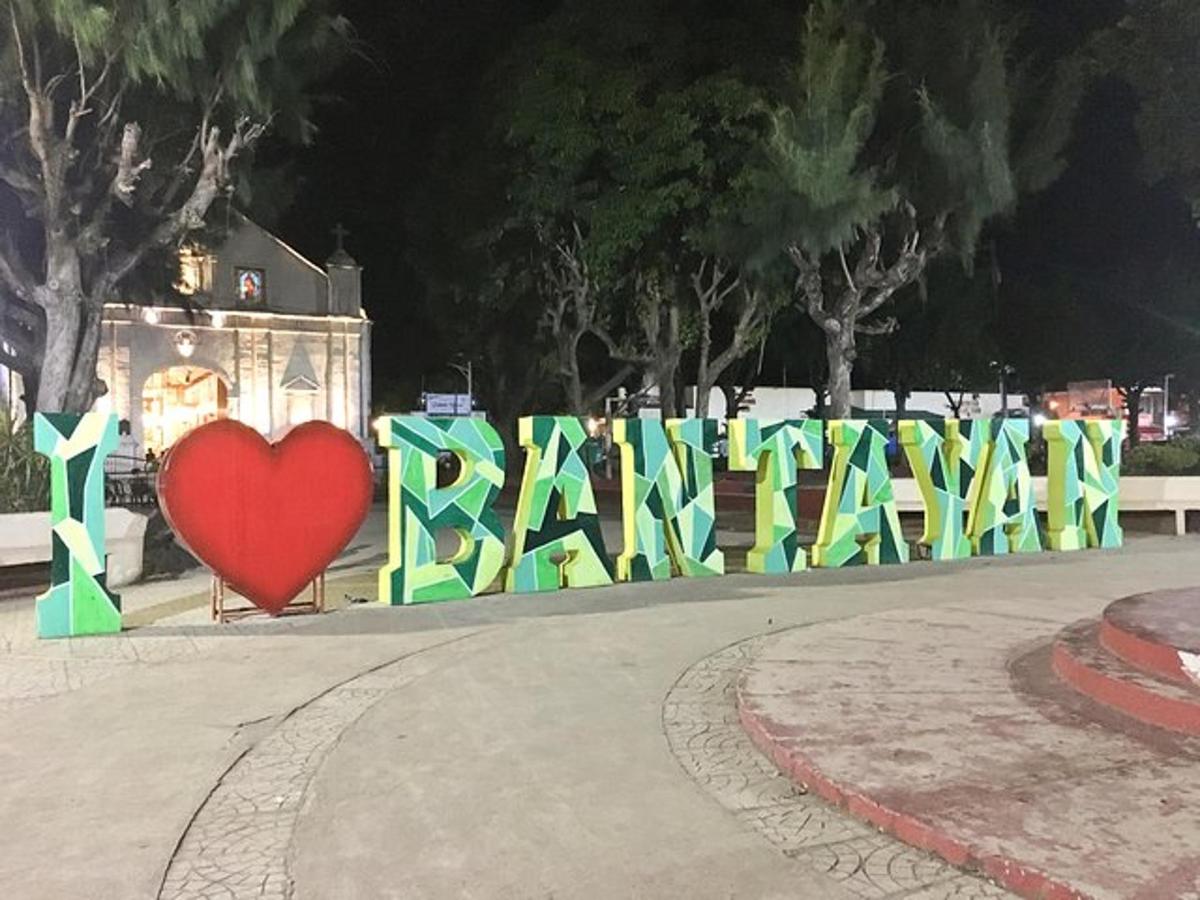 un cuore rosso è davanti a un cancello con una recinzione