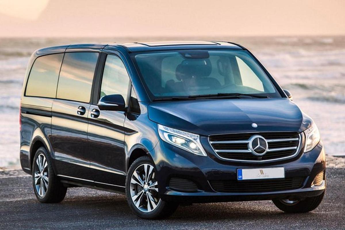 ビーチに駐車された青いメルセデス・ベンツのSUV