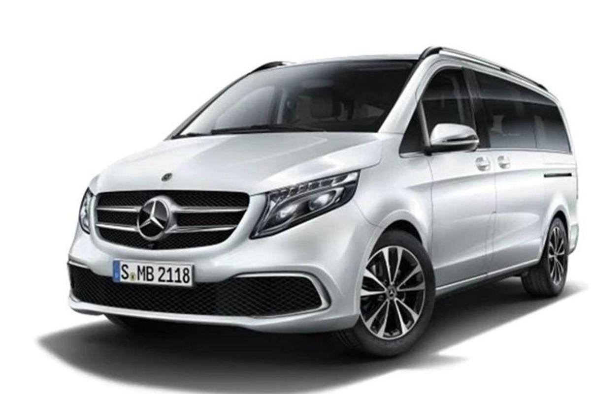 un minibús Mercedes Benz platejat aïllat sobre un fons blanc