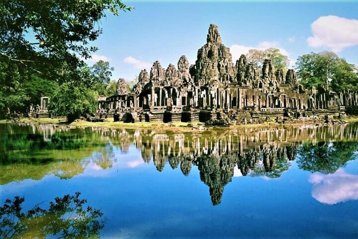un riflesso di un tempio in uno specchio d'acqua