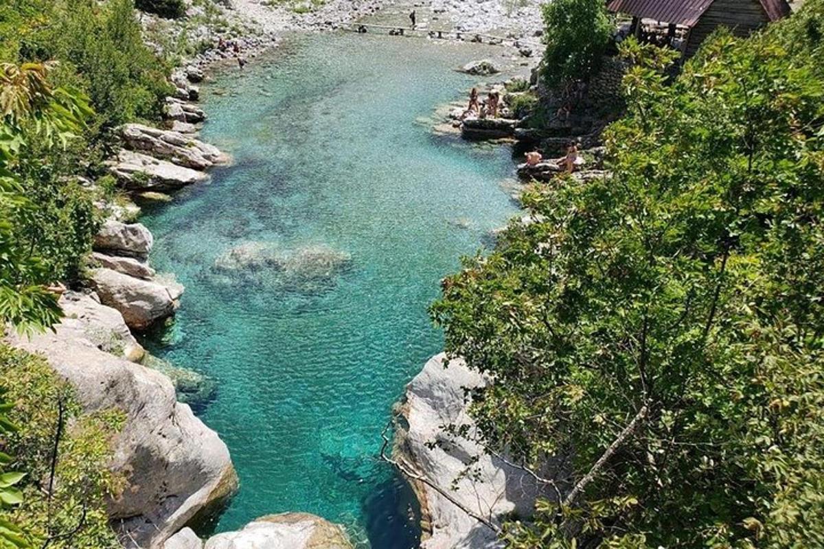 река са плавом водом и људи који пливају у њој