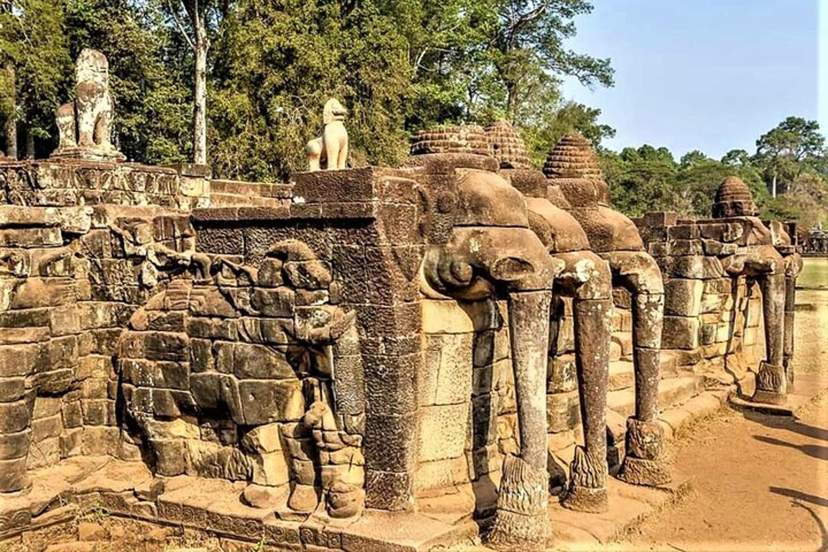 un muro di pietra con statue di elefanti su di esso