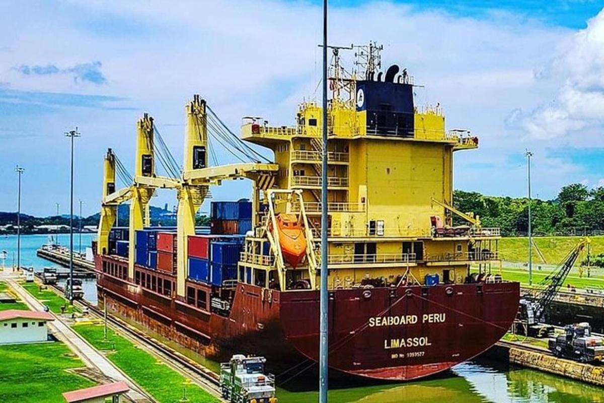 una grande barca è attraccata in acqua
