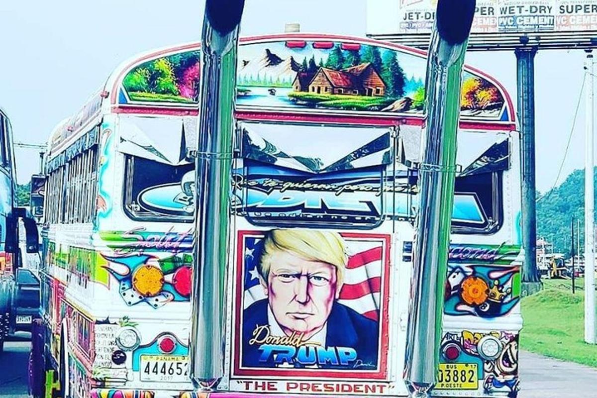 un autobus con un dipinto sul retro