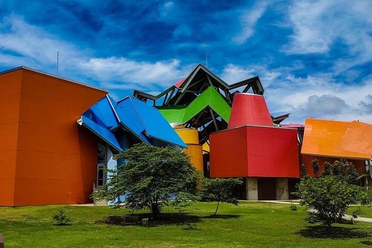 un edificio con molti colori diversi