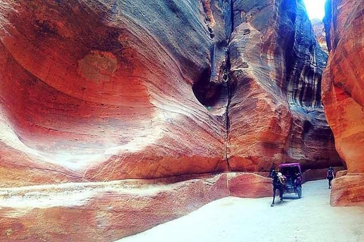 ein Blick auf eine Schlucht mit einem Stuhl darin