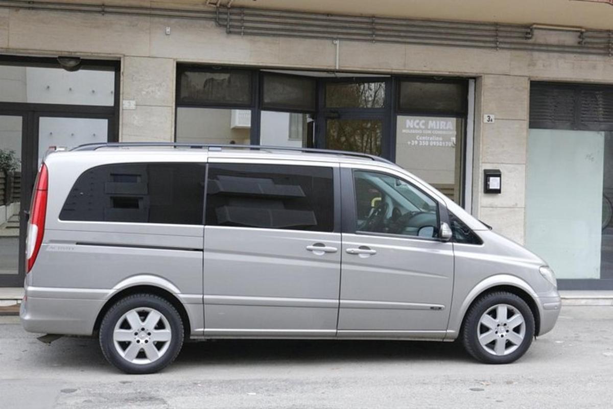 srebrn kombi parkiran pred stavbo