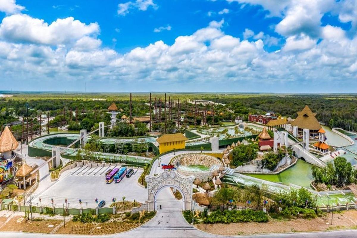 pemandangan udara taman air di resort disneyland