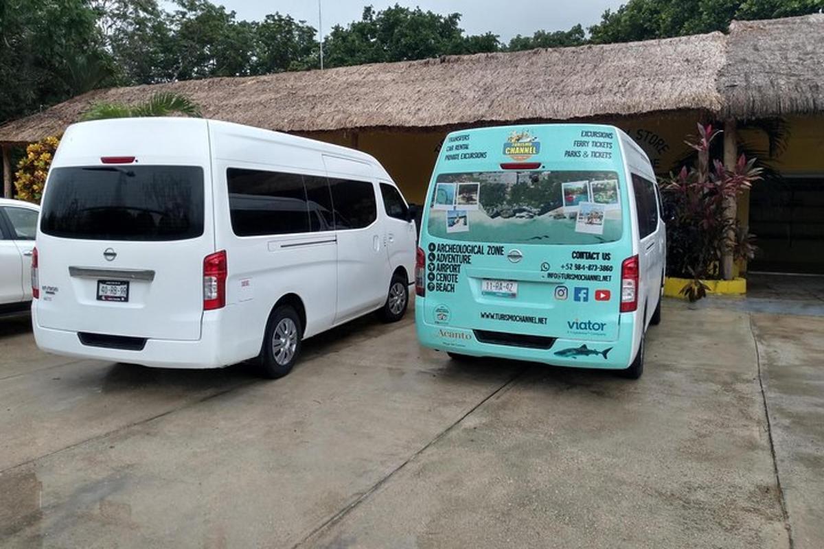 dua buah van putih diletakkan bersebelahan