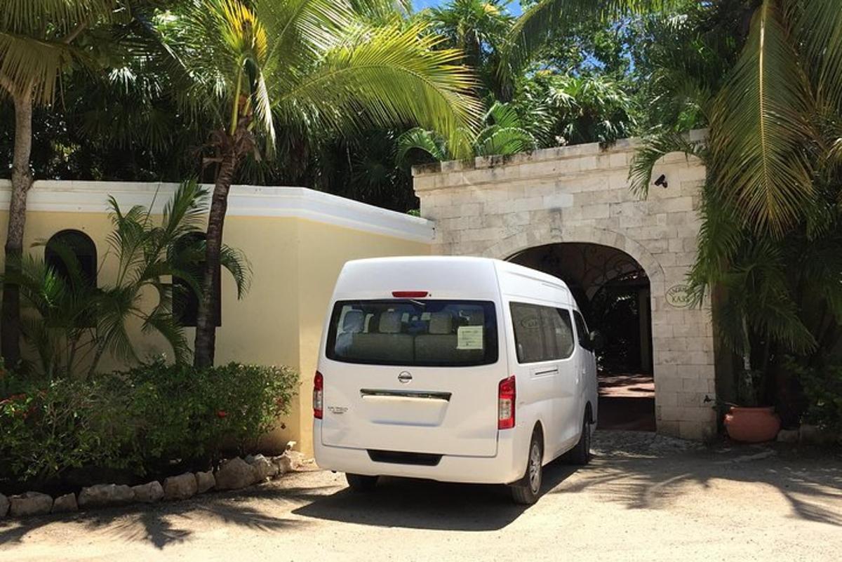 un furgone bianco parcheggiato davanti a un garage