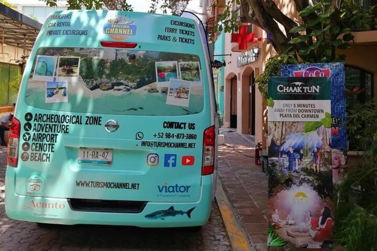 autobus parkiran sa strane ulice