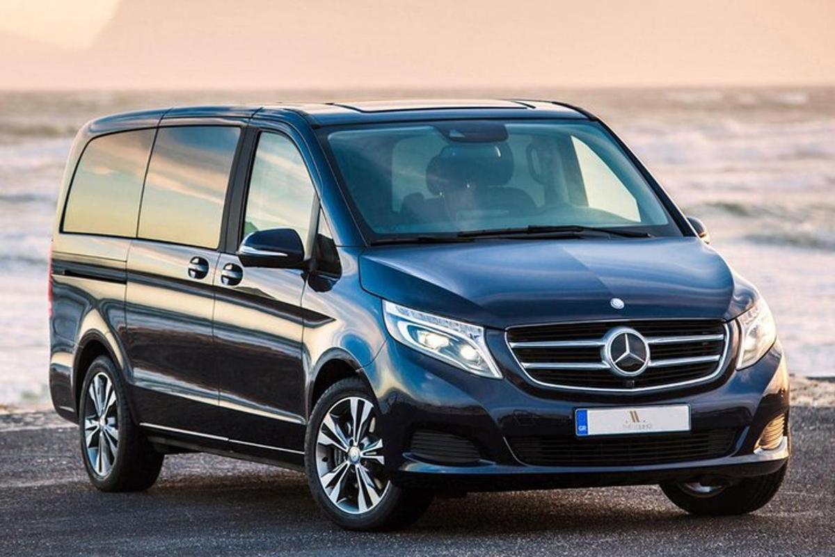Blár Mercedes Benz jeppabíll lagður á ströndinni