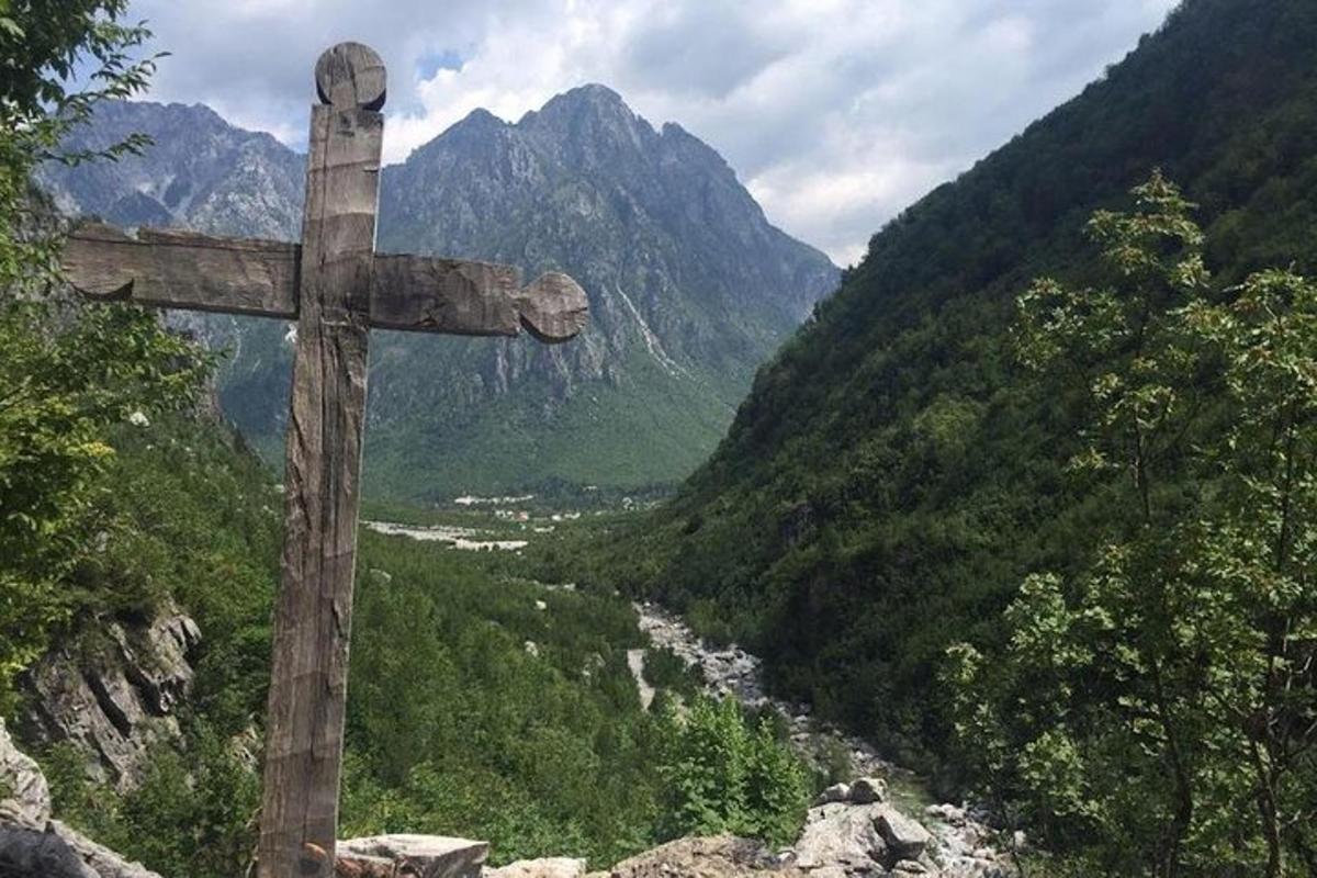 una croce di legno sul fianco di una montagna