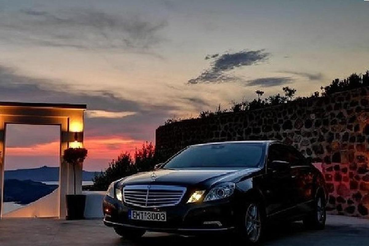 un'auto nera parcheggiata davanti a un edificio
