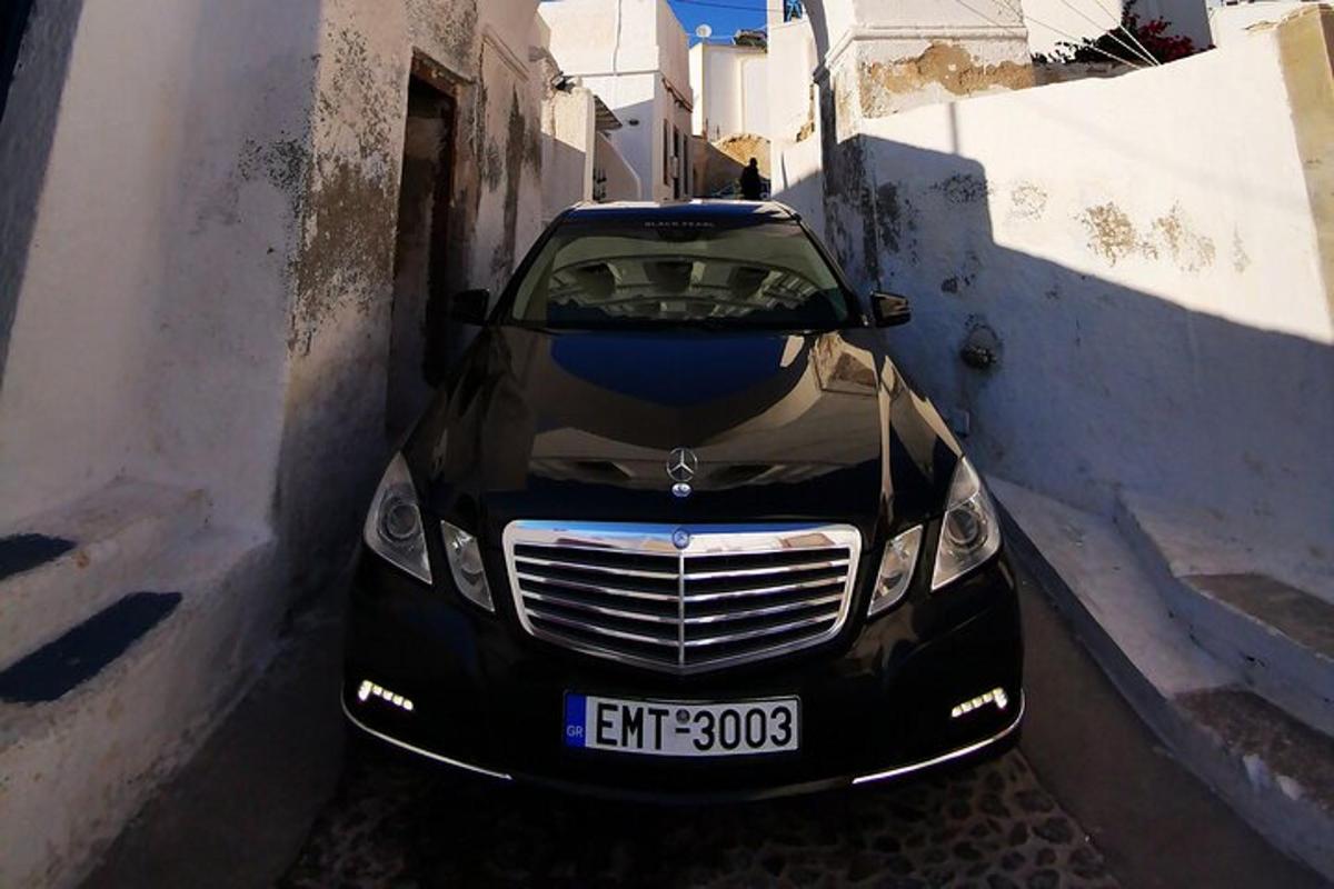 un'auto nera è parcheggiata in un vicolo