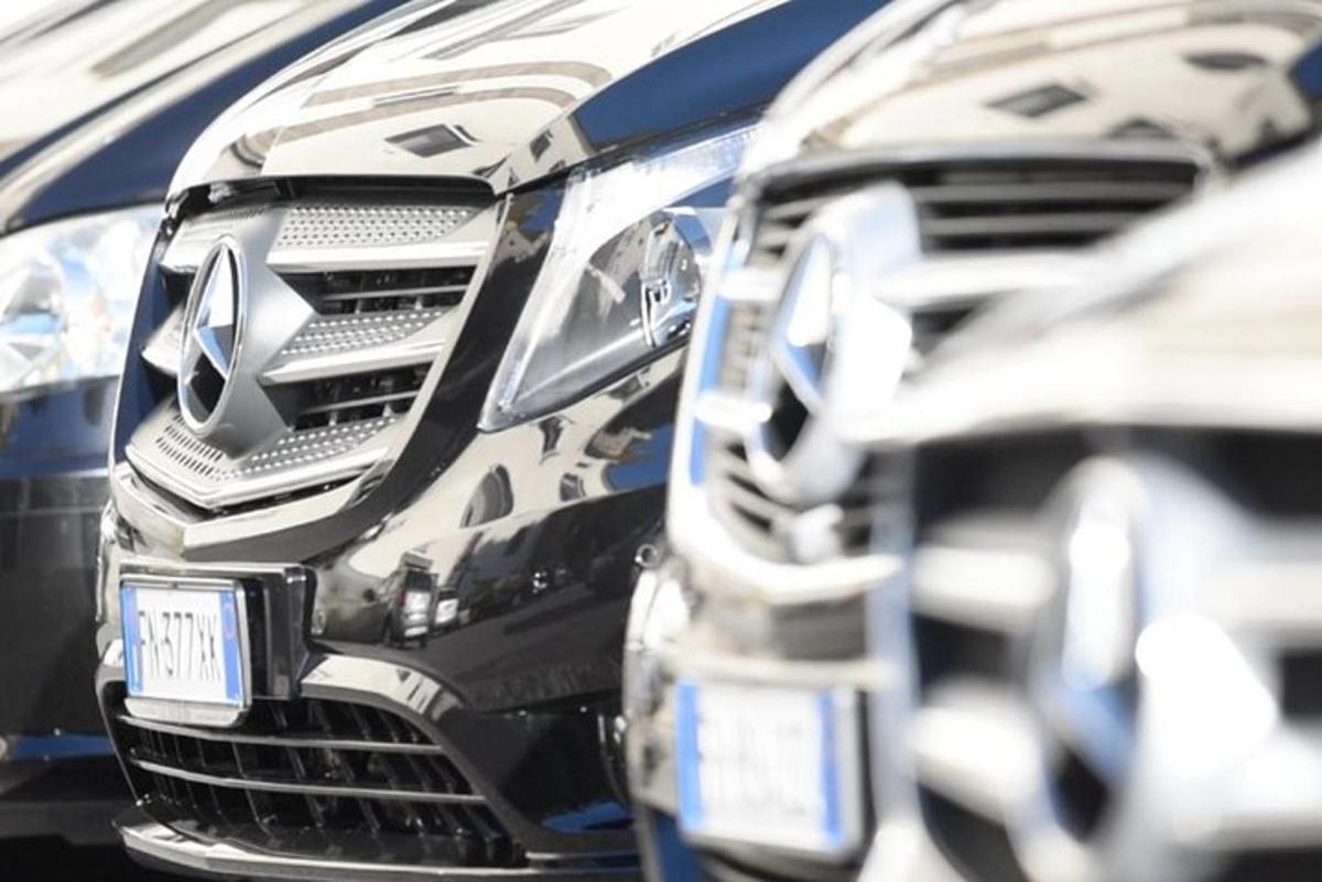 kaks kõrvuti parkinud veoautot
