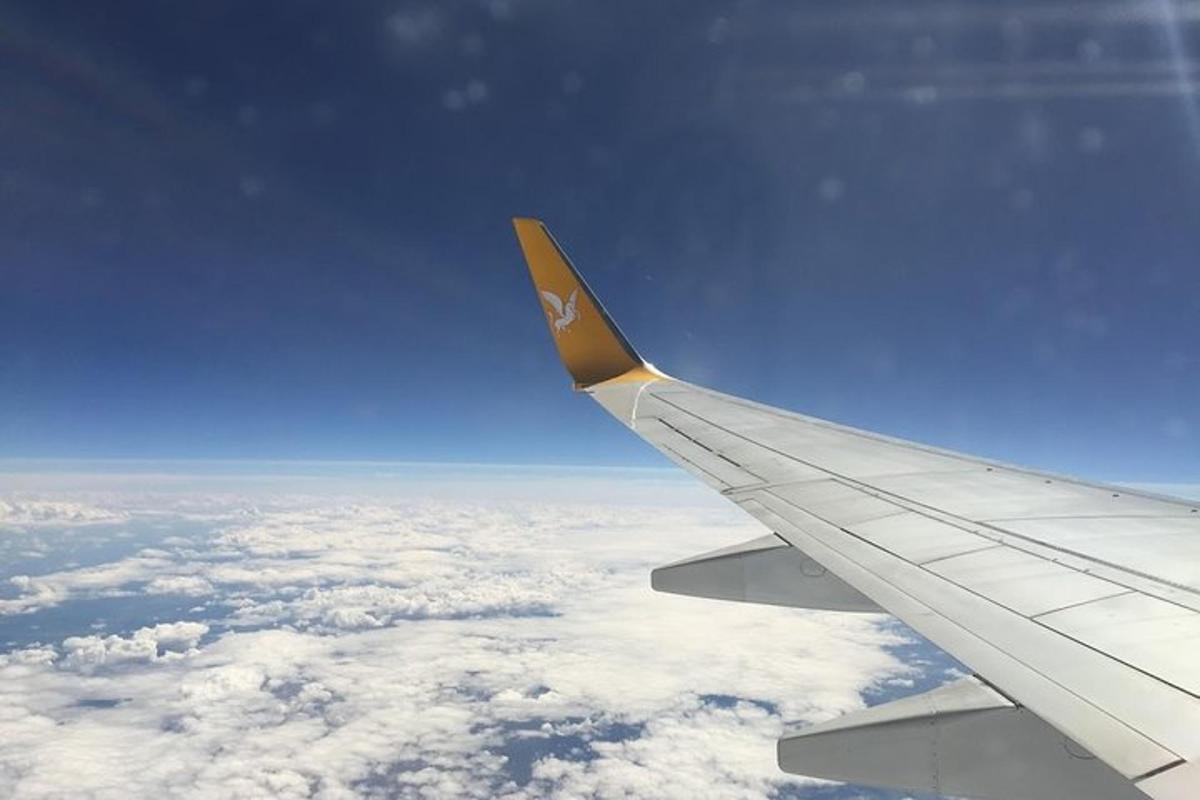 una vista dell'ala di un aeroplano