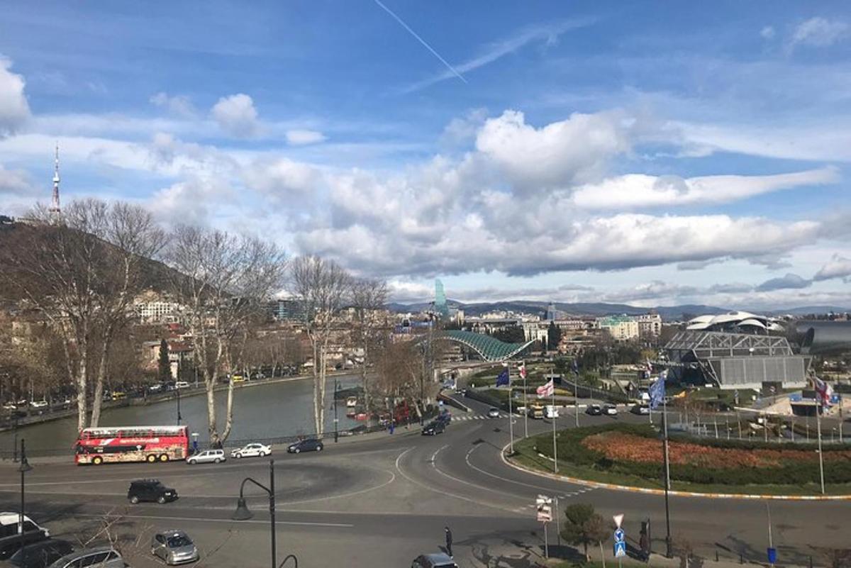 道路にバスが停まっている街の景色