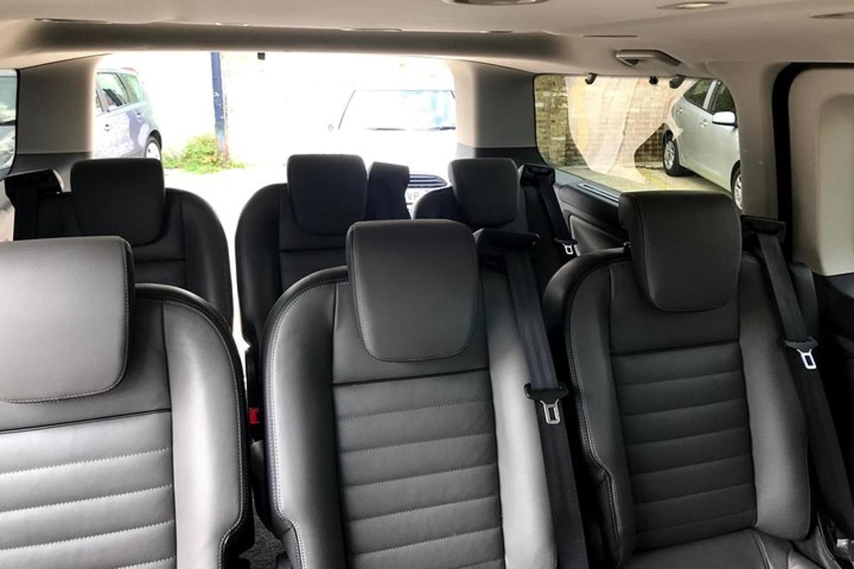 una vista dei sedili posteriori di un'auto