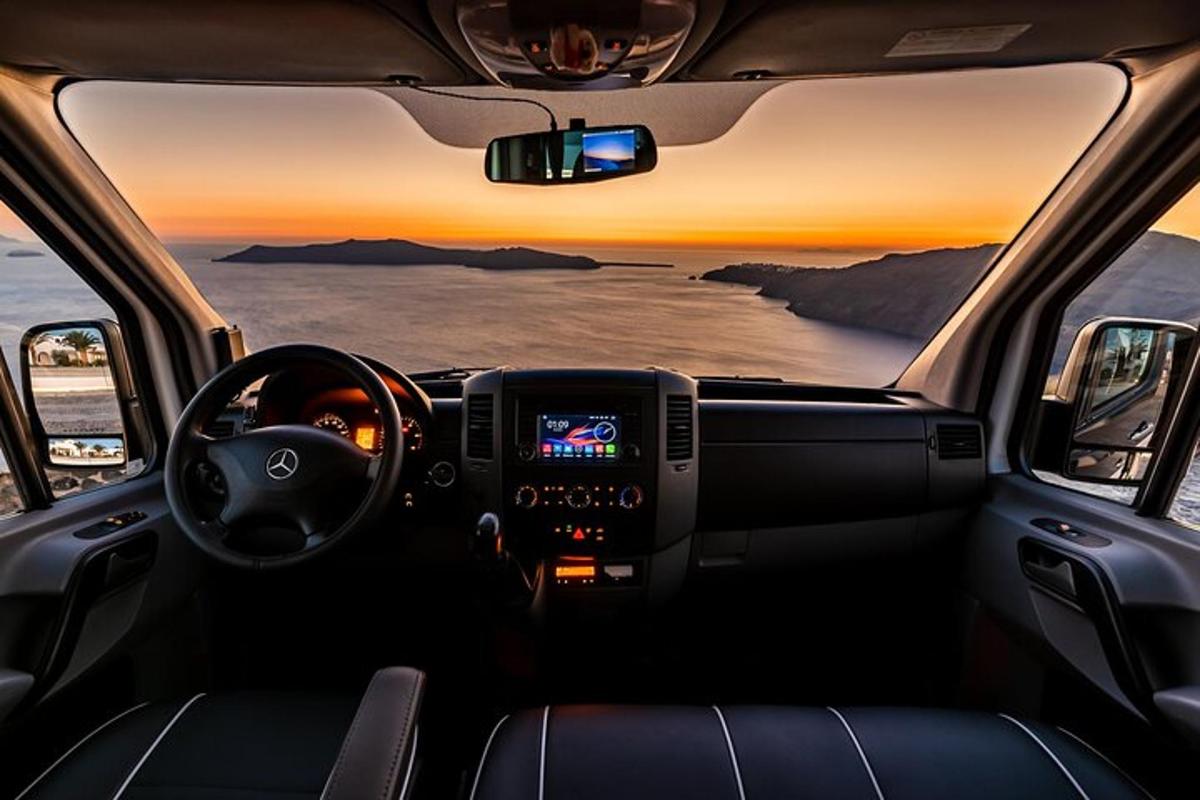 um painel de um carro com vista para o oceano