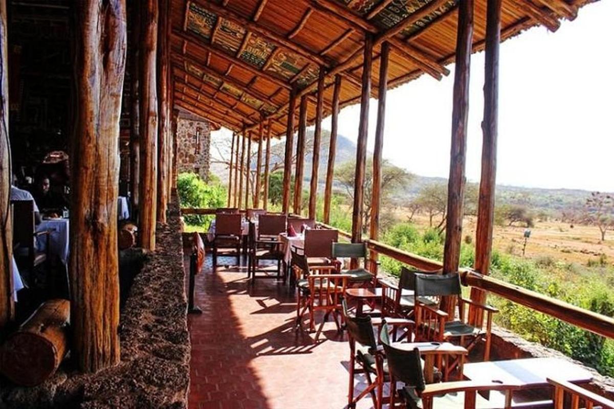 un restaurant cu mese și scaune pe o terasă