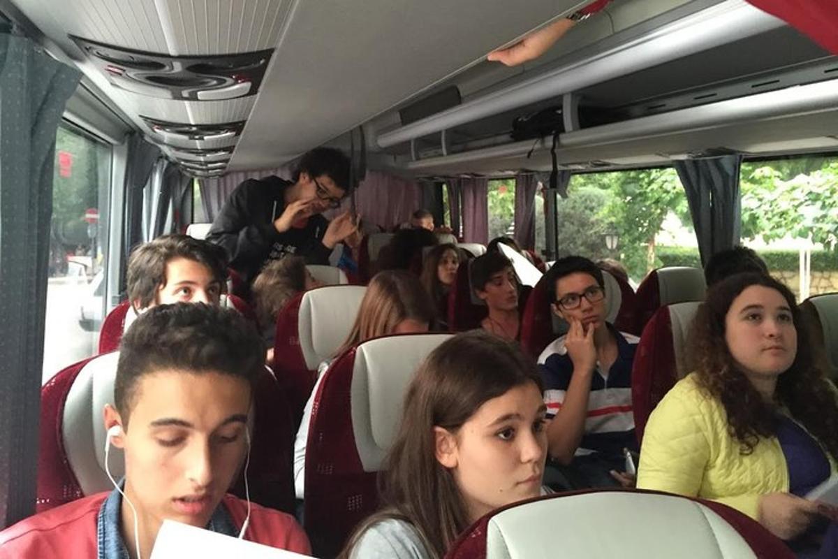 un gruppo di persone sedute su un autobus