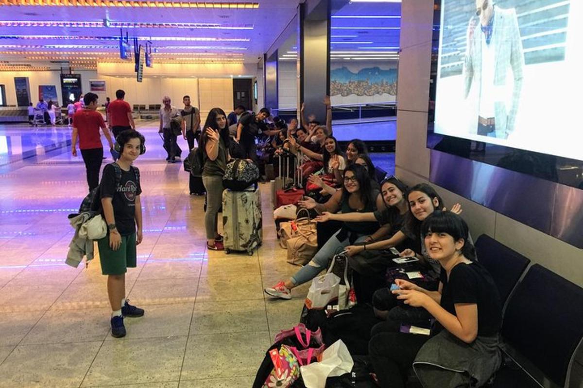 uma multidão de pessoas sentadas em um saguão assistindo a uma apresentação