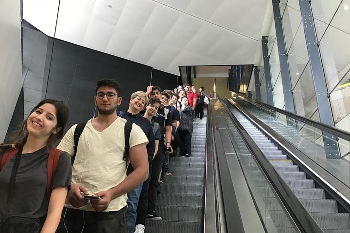 um grupo de pessoas descendo uma escada rolante