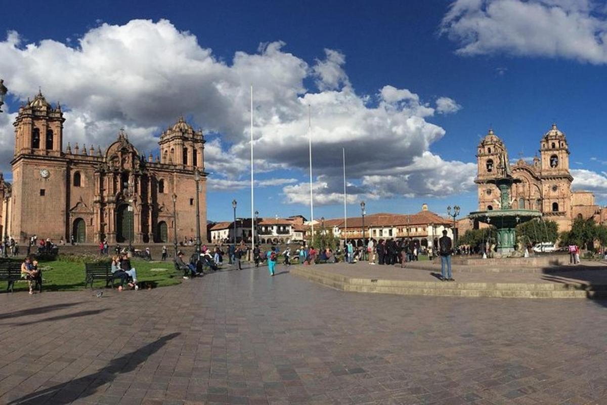un gruppo di persone sedute davanti a una cattedrale