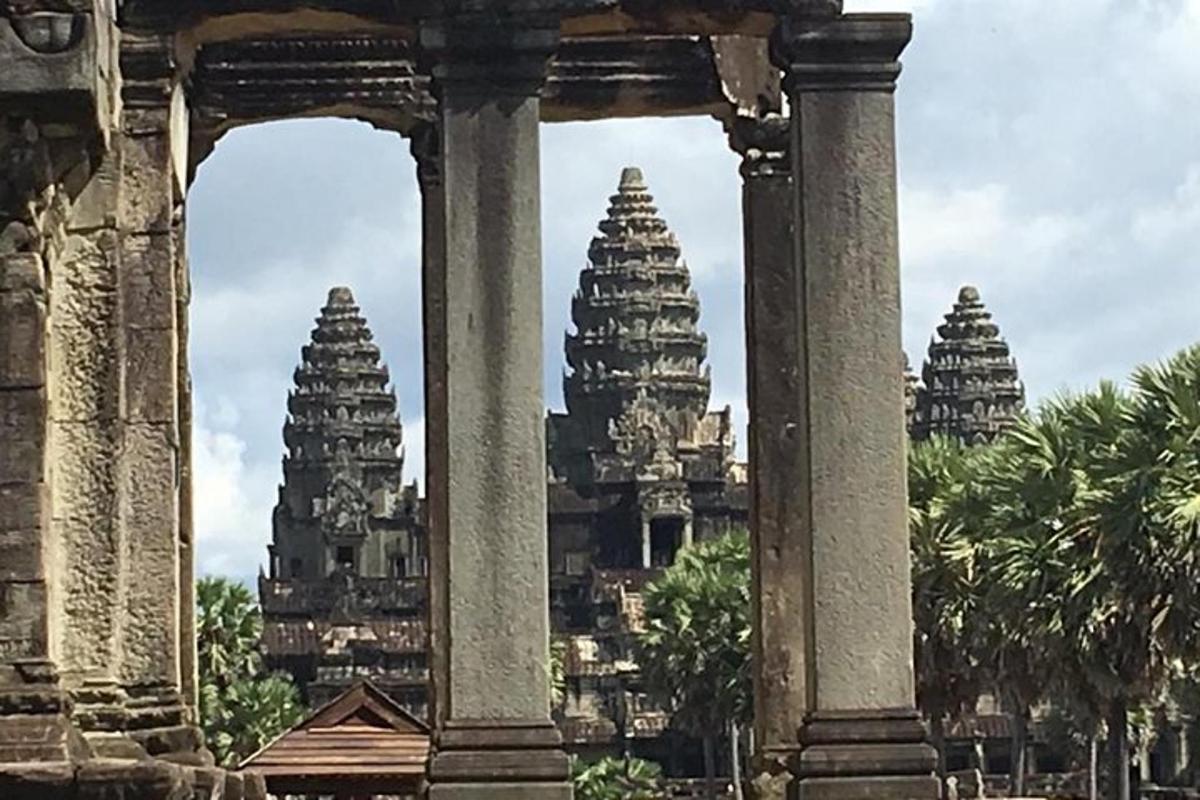 sebuah kuil dengan tiga menara di latar belakang